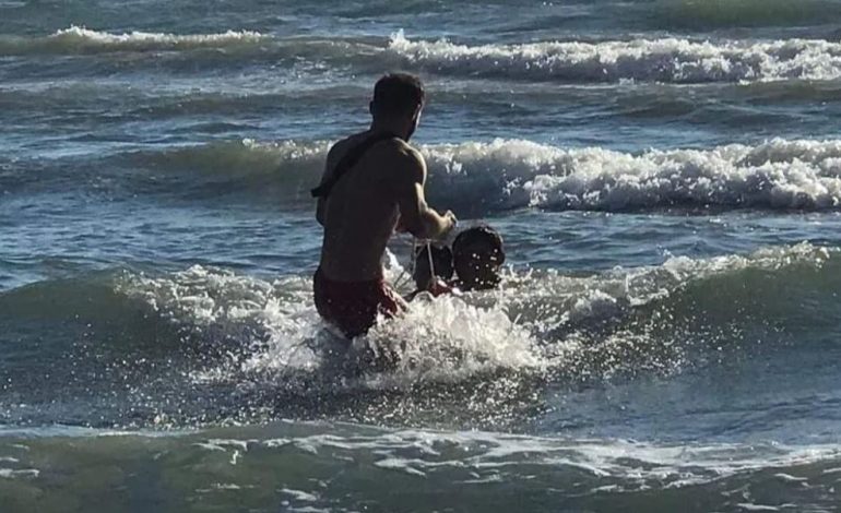 I TËRHIQIN DALLGËT/ Babai me tre fëmijë rrezikojnë të mbyten në Lezhë