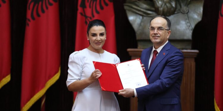 NUK HUMBASIN KOHË/ Begaj dekreton ndryshimet në qeveri pas votimit në Kuvend, Balluku e Dhuka betohen para presidentit