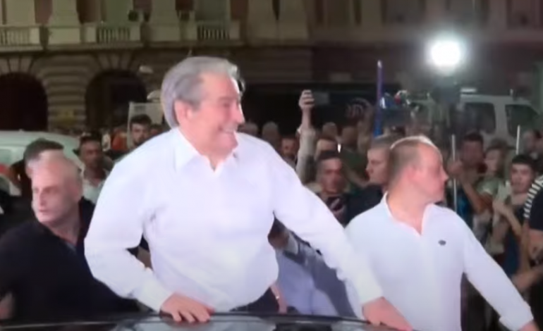 PAMJET/ Berisha hipën mbi makinë, përshëndet protestuesit dhe largohet pas 2 orësh protestë