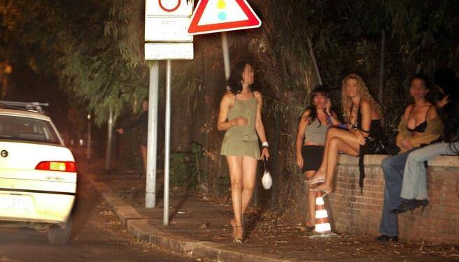 POROSITËN ESKORTËN ONLINE, POR “MIRANDA” U PRISH PLANET/ Dy shqiptarët bëhen gati për “treshe”, po kur hapin derën…