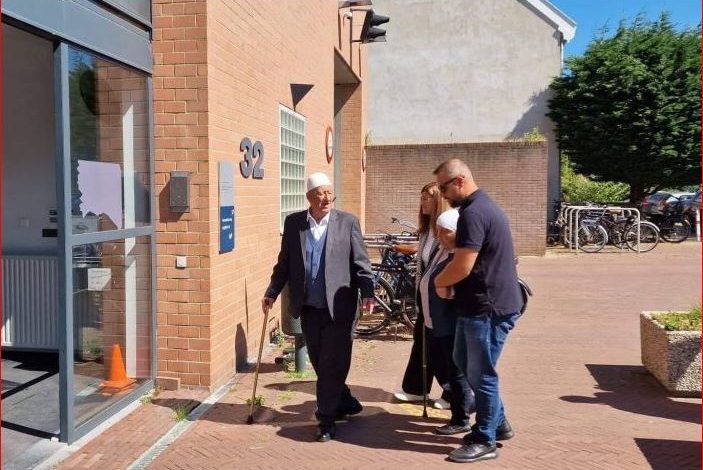 DY VITE PA U PARË/ Prindërit e Hashim Thaçit e vizitojnë ish-Presidentin e Kosovës në Gjykatën e Hagës (FOTO)
