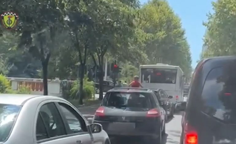 PAMJET SHOKUESE/ Fëmija në këmbë brenda makinës që ecën, shihni çfarë ndodh në një rrugë të Tiranës