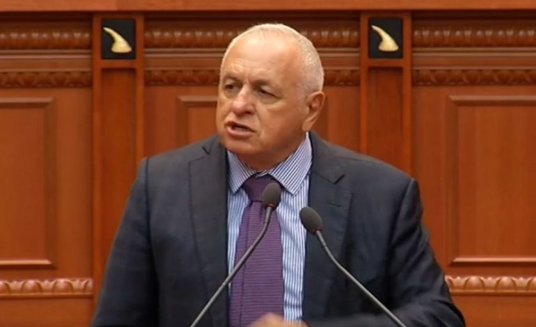 “PARLAMENTI NUK ËSHTË PRONË…”/ Tritan Shehu kërkon rivotim të Rezolutës për Srebrenicën: U shkel rregullorja!