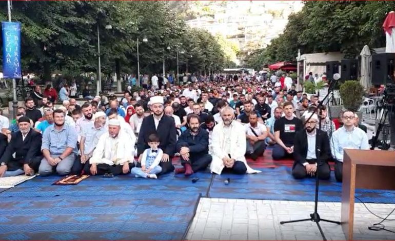 SOT FESTOHET KURBAN BAJRAMI/ Mijëra besimtarë falin namazin