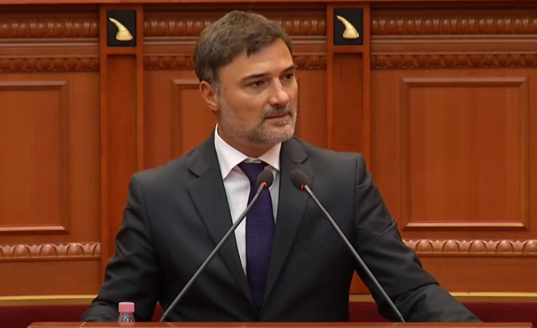 “DREJTËSIA NUK FLET, BELBËZON”/ Alibeaj: Lajmi sot duhet të jetë nisja e procedime për naftën dhe pastrimin e parave
