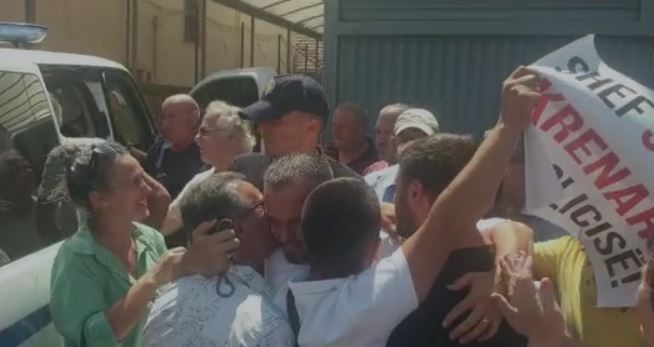 MOMENTI KUR TAKOHEN ME PROTESTUESIT/ Duartrokitje dhe ovacione jashtë dyerve të gjykatës, lirohet kryekomisari dhe…