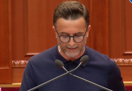 “GRUMBULLUESI FITON MË SHUMË SE BUJKU”/ Braçe ironi në Kuvend: Numri i lopëve është rritur, i zëvendësojnë me qumësht pluhur dhe vaj palme