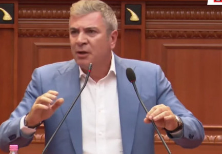 AKUZAT NË PARLAMENT/ Damian Gjiknuri i përgjigjet Agron Shehajt: Bashkë takohemi në gjykatë, çfarë pune ke ti me kushërinjtë e mi