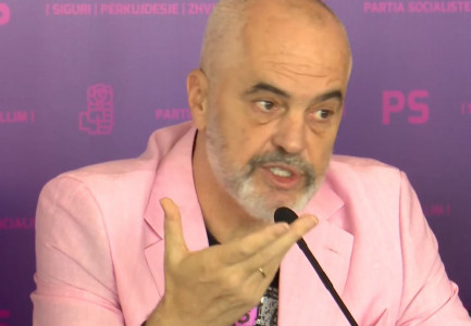 “NEGOCIATAT NUK JANË SHËTITJE NË LËNDINË”/ Rama me kryetarët e bashkive ngre në qiell Pjerin Ndreun dhe sulmon Dritan Lelin: Në Vlorë…