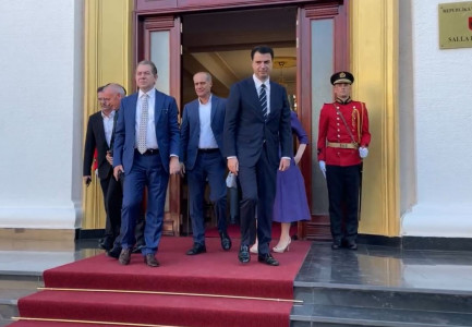 NGA BASHA, TE ALIBEAJ E KRYEMADHI/ Kush janë deputetët e opozitës që morën pjesë në seancën për betimin e Bajram Begajt si president