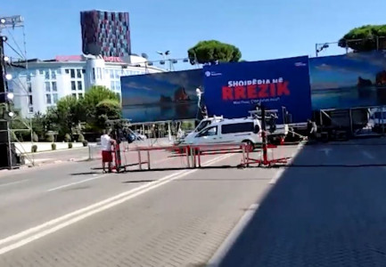 ÇFARË PO NDODH TEK KRYEMINISTRIA PAK ORË PARA PROTESTËS? Vendoset banderola gjigante me sloganin…
