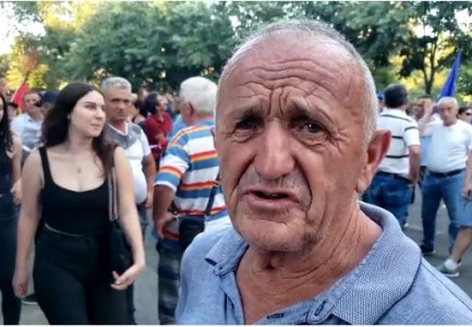 NGA PESHKOPIA NË TIRANË PËR TË MARRË PJESË NË PROTESTË/ Qytetari: Mbyllim muajin me borxhe, çmimet janë rritur në stratosferë