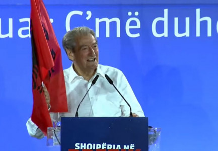 “KE RRËZUAR SAKRIFICËN E SHQIPTARËVE”/ Berisha betohet mbi flamur: Jemi të vendosur të bëjmë çdo gjë për votën e lirë