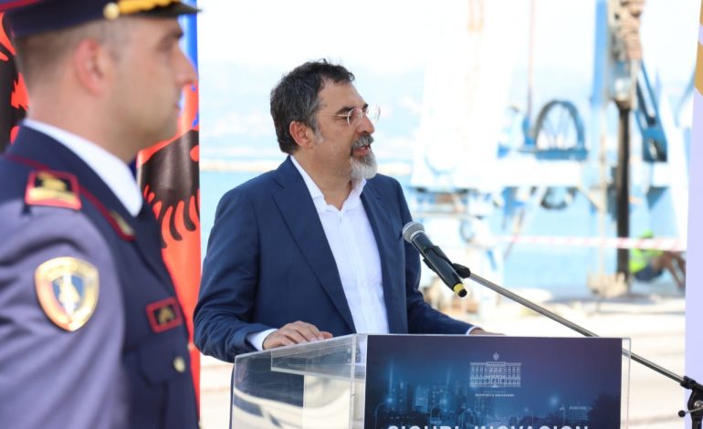 SHQIPËRIA “HAP DETIN” PËR TË HUAJT/ Nis funksionimi i Postës Kufitare të Lëvizshme, si do bëhet njoftimi nga skafet e jahtet për…