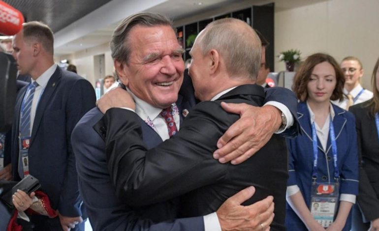 S’I TREMBET KRITIKAVE/ Ish-kancelari gjerman ‘paqe dhe dashuri’ me Putin: Unë nuk do të heq dorë