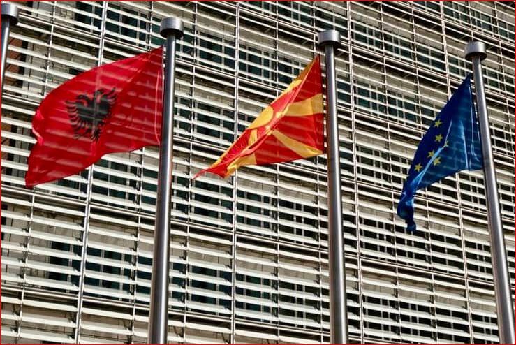“KRENAR”/ Rama publikon foton: Flamuri i Skënderbeut dhe Ismail Qemalit valëvitet në oborrin e Evropës