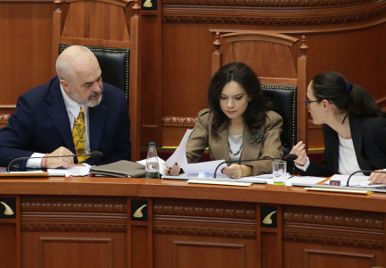 EDI RAMA SFIDON BASHKIMIN EUROPIAN/ Shpall “konsultime” për projektligjin e amnistisë fiskale