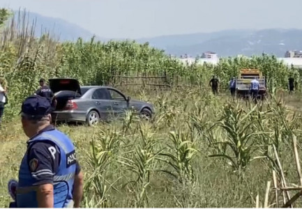 PAMJET/ Gjendet makina e braktisur në një kanal në Fier, dyshohet se brenda ka lëndë narkotike
