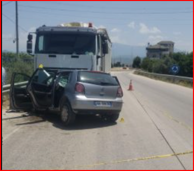 PAMJE TË RËNDA/ Humbi kontrollin e makinës dhe u përplas me kamionin në Dimal, e reja niset me urgjencë drejt Traumës