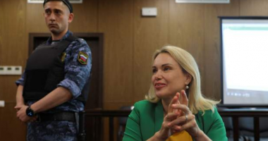 “MOS E BESONI PROPAGANDËN”/ Gazetarja ruse shpallet fajtore për diskreditim të forcave të armatosura të vendit