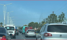 QYTETARËT DYNDEN DREJT PLAZHIT/ Trafik i rënduar nga Tirana në drejtim të Durrësit. Çfarë po ndodh në autostradë