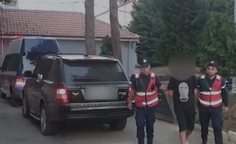 E PËSOJNË KEQ DY TË RINJTË NË KORÇË/ Transportonin 8 emigrantë të paligjshëm, policia…