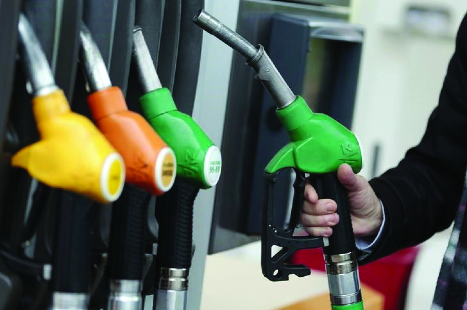 BORDI RRIT SËRISH ÇMIMIN E NAFTËS/ Sa do të shiten benzina dhe gazi?