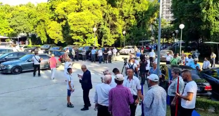 VIDEOLAJM/ Selia e PD mbushet me makina dhe njerëz, shihni ç’po ndodh pak minuta para nisjes së protestës