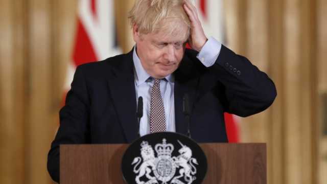 KRYEMINISTRIA I KTHEHET NË “FIKSIM”/ Boris Johnson i rrëfehet miqve të tij: Po të kisha shkop magjik do e tërhiqja dorëheqjen!