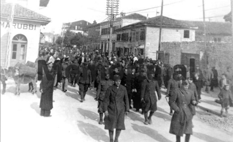 DOSSIER/ Dëshmia e studiuesit të krimeve të komunizmit: Ai po i shikonte me trishtim partizanet me barkun e fryrë, njëra prej tyre…