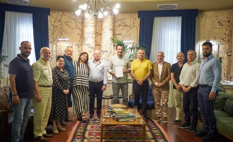 “PËRKUJTOJMË VEPRËN E JASHTËZAKONSHME…”/ Veliaj pret familjarët dhe miqtë e kompozitorit të madh shqiptar