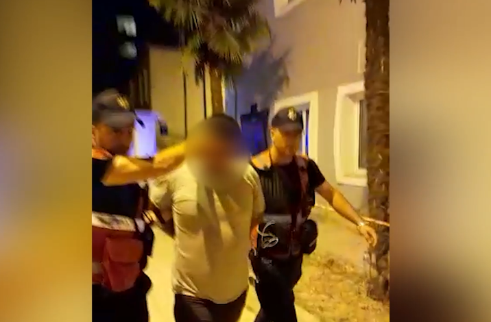 EMRI/ Mbajti peng një familje dhe nën kërcënimin e armës iu vodhi një shumë parash, arrestohet autori në Vlorë
