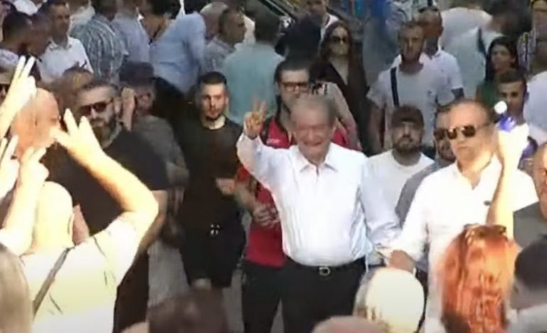 “O SALI, O HERO”/ Berisha mbërrin në selinë blu, pritet me ovacione