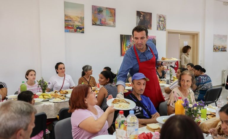 KURBAN BAJRAMI/ Veliaj shtron drekë për njerëzit në nevojë: Mos i dëgjoni ata që mbjellin sherr…