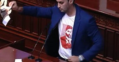 VIDEO/ Deputeti maqedonas i vë flakën propozimit francez nga foltorja