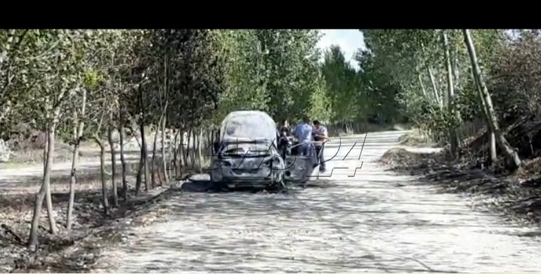 VIDEOLAJM/ U gjet e djegur pak kilometra nga vendi i vrasjes, kjo është makina që dyshohet se u përdor nga autorët e masakrës në Fushë-Krujë