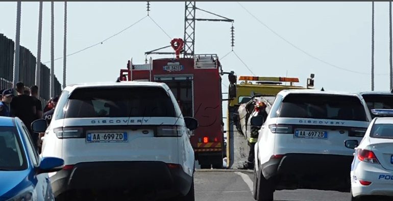 PAMJET/ Ambulanca merr trupat, zjarrfikësit e forcat e policisë në vend, ja momenti kur largohet automjeti i viktimave