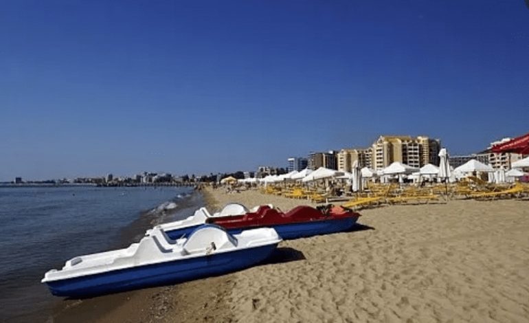 RREZIKONIN TË MBYTESHIN/ Kishin mbetur në det të hapur me një pedalon, policia shpëton tre 15-vjeçarët në Durrës
