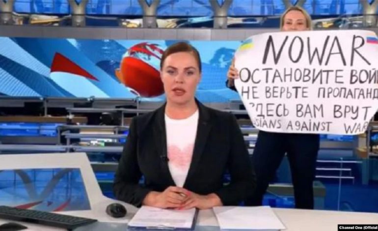 “MAMAJA IME MBËSHTET PUTIN…”/ Gazetarja ruse që doli hapur kundër luftës po përballet me kritika