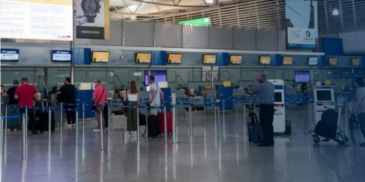 KAOS NË AEROPORTET EUROPIANE/ Anulohen dhjetëra fluturime, çfarë po ndodh në Spanjë dhe Francë