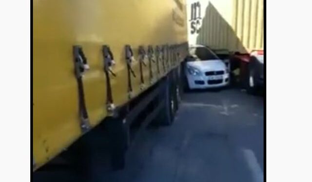 DALIN PAMJET/ Aksident i frikshëm në autostradën Tiranë-Durrës, makina ngec mes dy kamionëve të mëdhenj