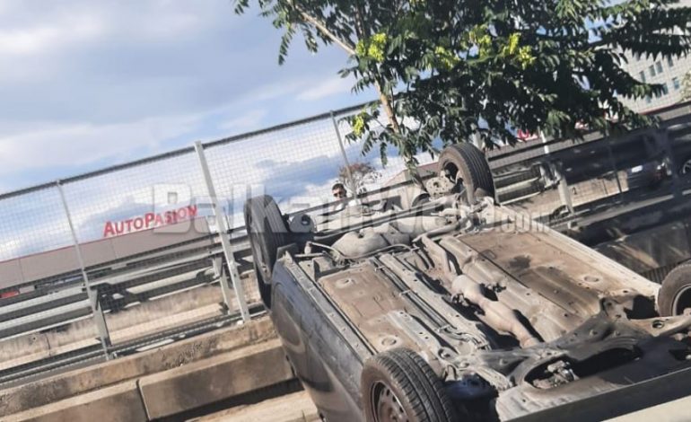 PAMJET/ Aksident i frikshëm në Tiranë, makina kthehet përmbys dhe…