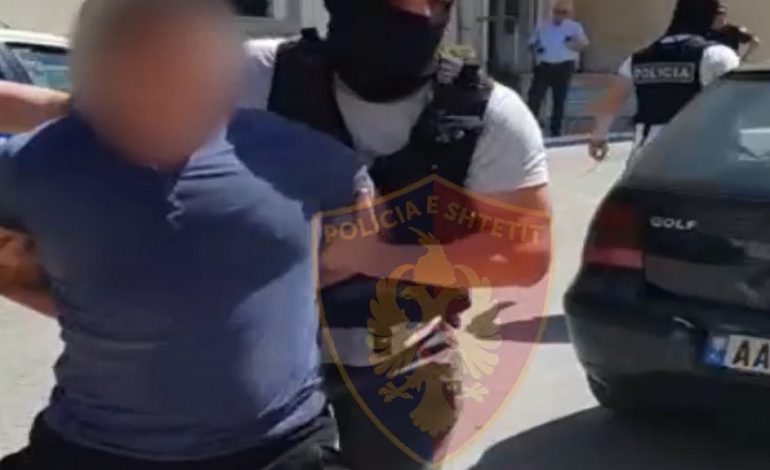 E PËSON KEQ TOPOGRAFI NË VLORË/ Mori ryshfet për të pajisur me dokumente zyrtare një qytetar, policia e prangos