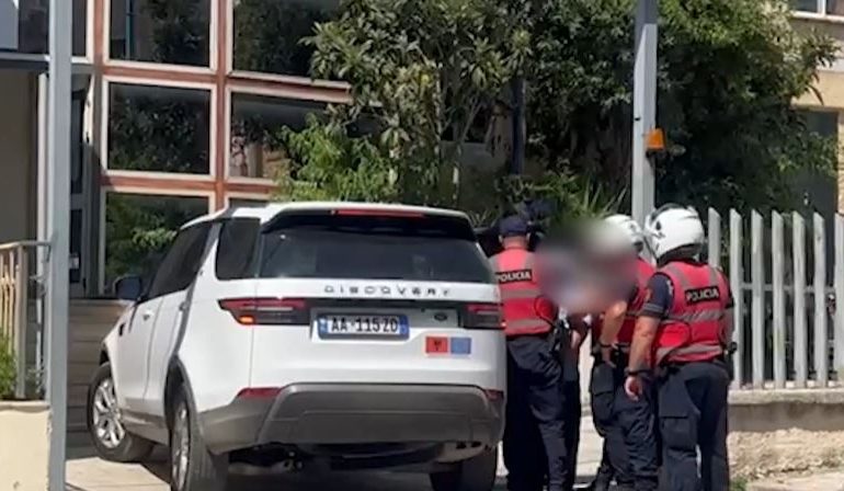 U ARRESTUA PAS NDJEKJES ME DRON NGA POLICIA/ Lirohet pas disa ditësh vrasësi në Vlorë (ARSYEJA)