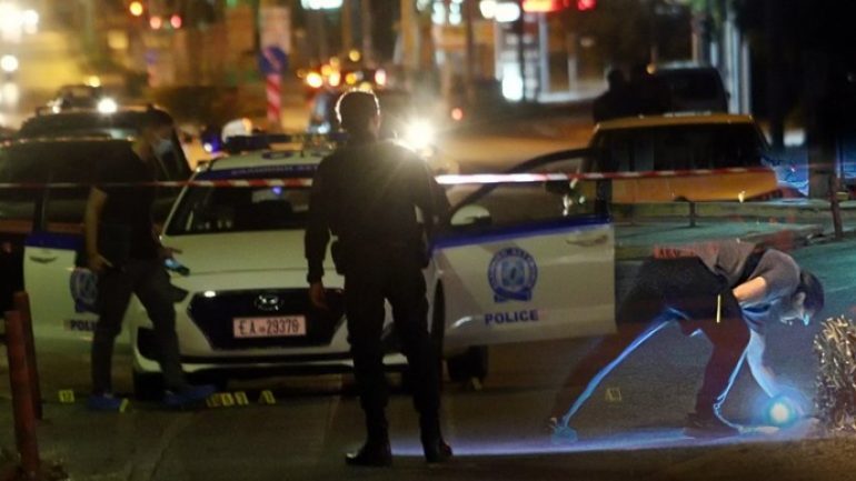 E RËNDË NË GREQI/ 49-vjeçari shqiptar masakron me grushte bashkëshorten e tij, del në rrugë e mbuluar…