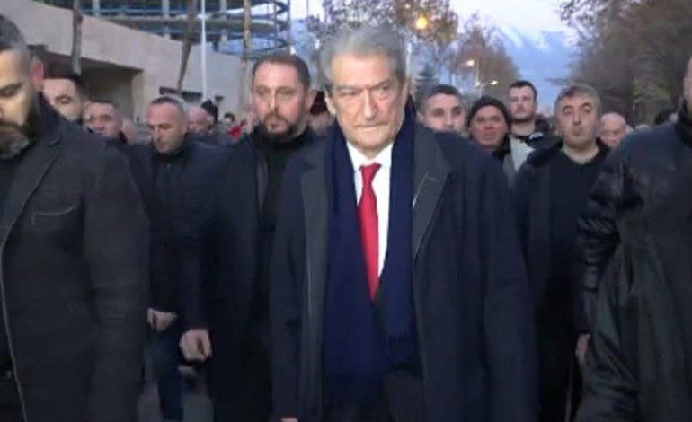 PROTESTA E PD/ Grupet e protestuesve mblidhen në 4 pika, në podium flet edhe Kryemadhi, ja kur del Berisha nga selia blu dhe kush e shoqëron