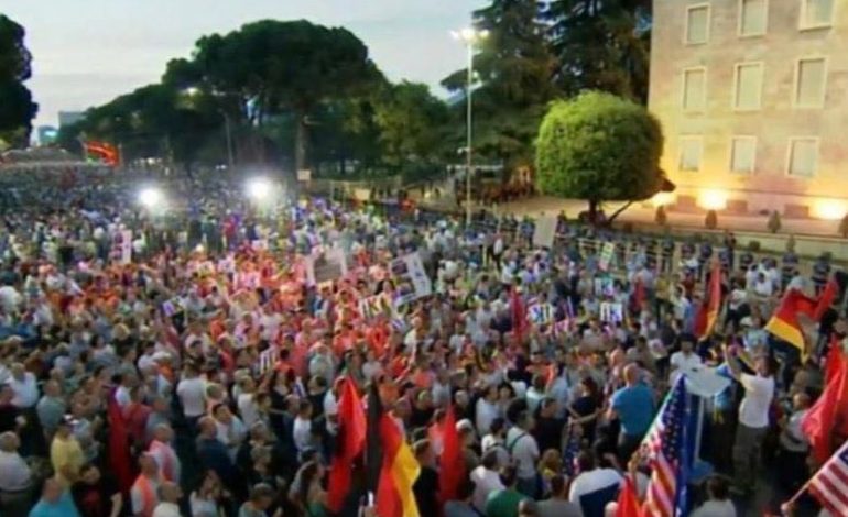 EDHE PAK DITË NGA PROTESTA/ Berisha: Ftesë miqësore për t’u mbledhur para Kryeministrisë