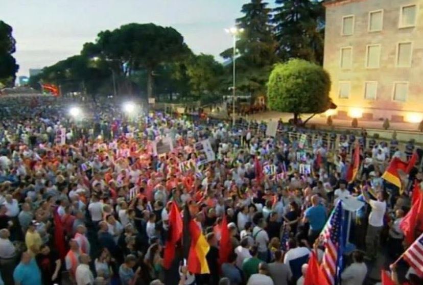 EDHE PAK DITË NGA PROTESTA/ Berisha: Ftesë miqësore për t’u mbledhur para Kryeministrisë