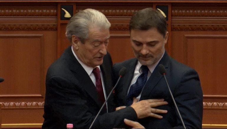 A DO KETË AMNISTI PËR ALIBEAJN NË PD? Berisha i prerë: Lolo në duart e Ramës!