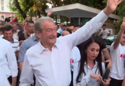 NËN HIMNIN E KËNGËS SË PROTESTËS/ Sali Berisha del nga selia e PD, i bashkohet qytetarëve